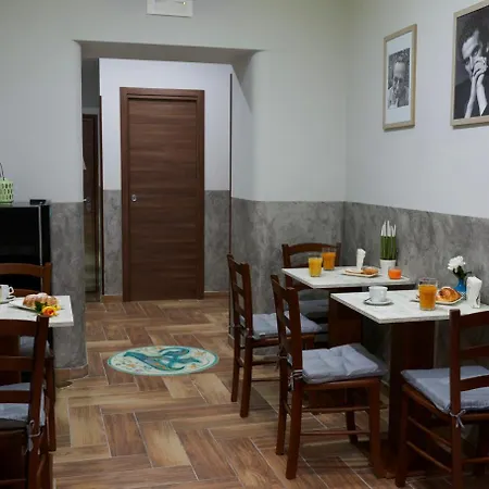 Bed & Breakfast Authentic Neapolis In The Hearth Of The Center 4*