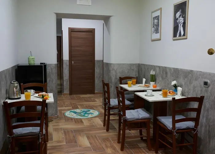 Bed & Breakfast Authentic Neapolis In The Hearth Of The Center 4*